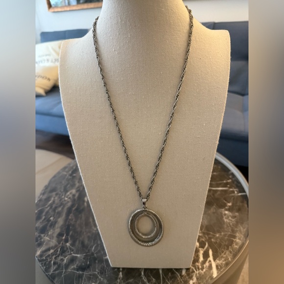 Lisner Signed Vintage Silver Tone Textured Circle Pendant Necklace. - Picture 1 of 6